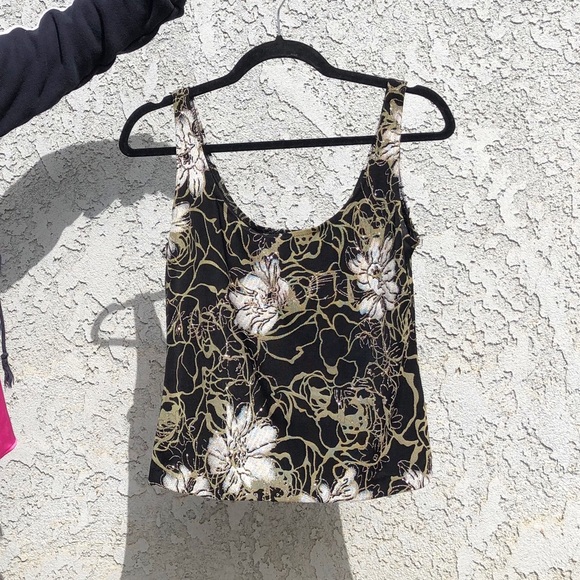 Other - 🌻Beautiful floral embroidered tank top